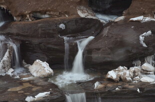 山间溪流小瀑布景观