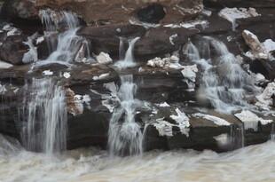 山间小瀑布景观