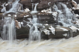 山间小瀑布流水与石块