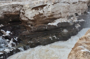 湍急河流旁的嶙峋岩石