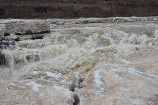 黄河壶口瀑布壮观景象
