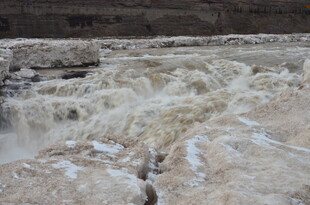 湍急河流中的白色水花
