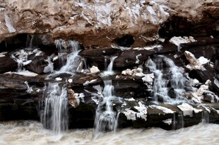 山间小瀑布流水景致