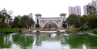 湖畔拱门景 城市绿意浓