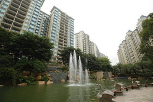 小区内的喷泉与高楼景观