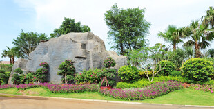 花园中的独特石砌建筑