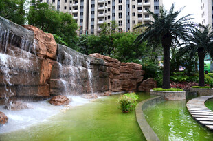 城市中的人工瀑布景观