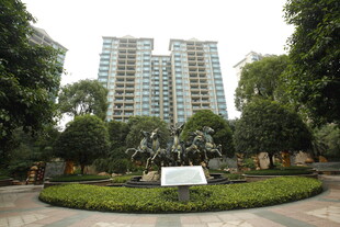 小区景观中的高层住宅与雕塑