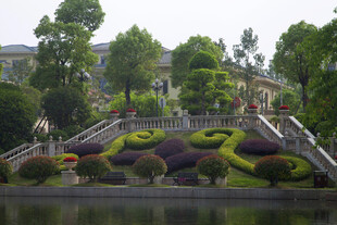 湖畔精致绿植景观桥