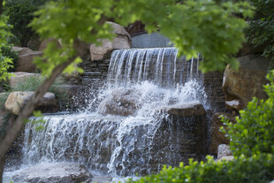 庭院中的潺潺小瀑布