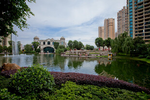 城市湖畔美丽景观