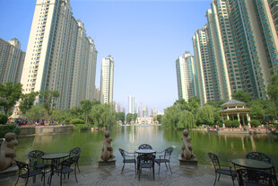 河畔高楼旁的休闲户外空间