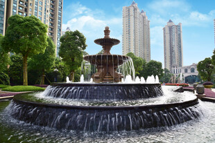 城市公园中的精美喷泉景观