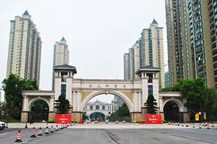 城市中式拱门与高楼景观