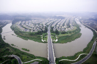 河畔城市景观俯瞰图