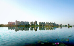 湖畔城市风光倒影美景