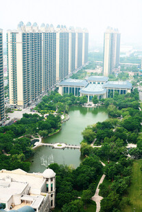 城市中绿意盎然的河畔景观
