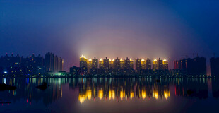 城市夜景湖畔璀璨灯光秀