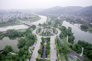 城市河畔景观俯瞰图