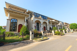 欧式联排别墅街道风景