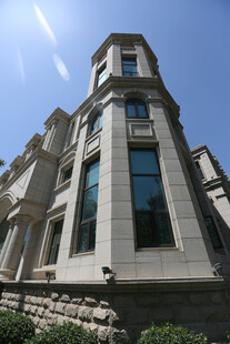 现代风格灰色多层建筑