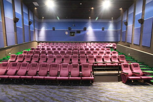 宽敞礼堂内整齐排列的座椅