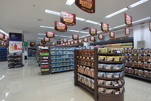 超市内部货架陈列场景