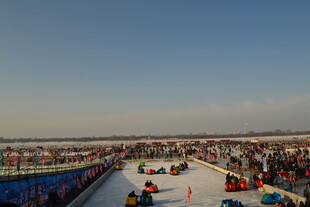 冬日冰面热闹游乐场景