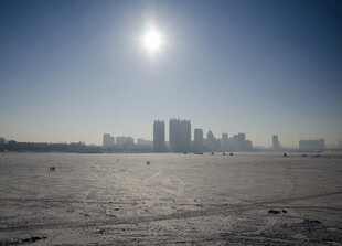 海滨城市日出风光