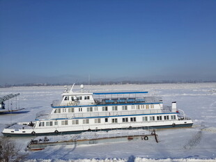 冰封江面的大型游船