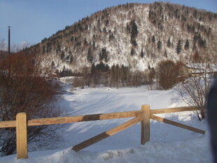 冬日雪景中的木栅栏与远山