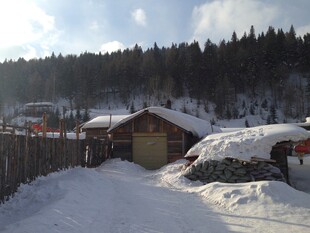 冬日雪覆山间小屋