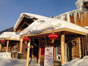 雪覆木屋挂红灯