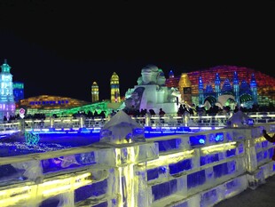 梦幻夜景中的璀璨冰雪建筑