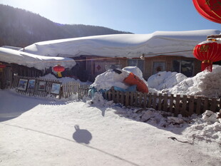 雪覆村庄 红灯点缀添年味