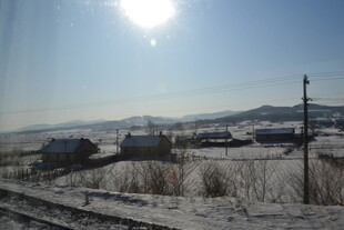 冬日雪野中的村庄景象