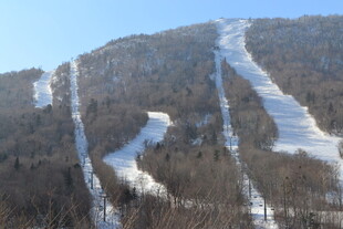 冬日雪山滑雪坡道景观
