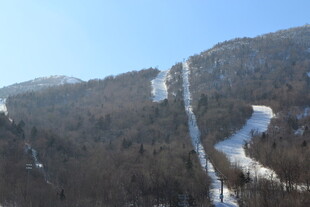 冬日山间滑雪道景观