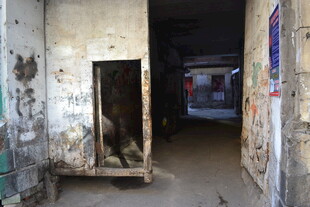 破旧走廊内的废弃景象