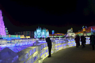 梦幻冰雕夜景 游人漫步赏