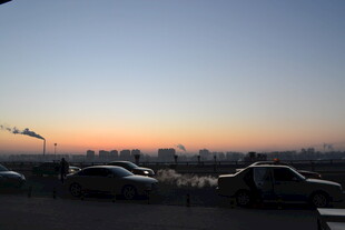 日落时分的城市停车场景