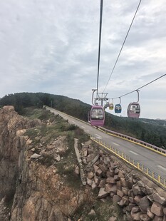 悬崖边的观光缆车美景