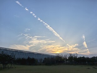 日落时分的天空航迹云