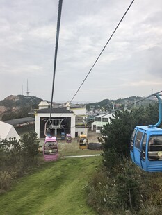 山间索道缆车景色宜人