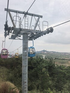 山间缆车穿梭于绿意中