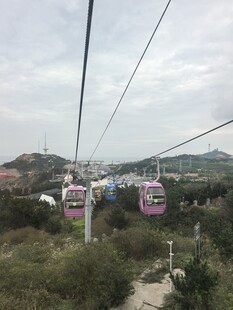 山间缆车穿梭于绿意之中