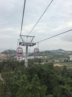 高空缆车穿梭于山林之间