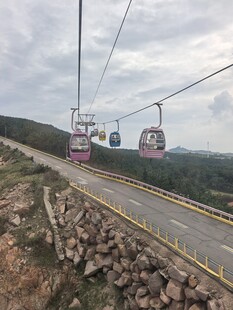 山间缆车穿梭于云雾之中