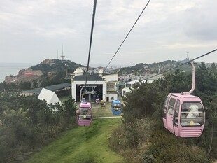 户外粉色缆车观光场景