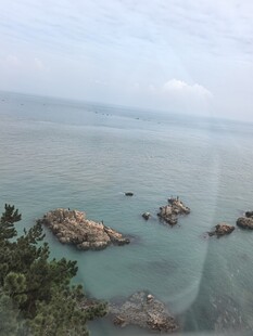 俯瞰碧海与礁石美景